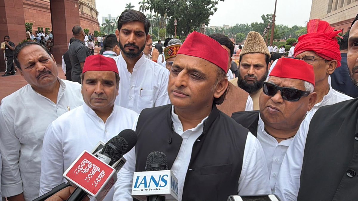 samajwadiparty's tweet photo. समाजवादी पार्टी, उत्तर प्रदेश
19, विक्रमादित्य मार्ग, लखनऊ
प्रकाशन/प्रसारण हेतु-    
दिनांकः 20.07.2026  
    समाजवादी पार्टी के राष्ट्रीय अध्यक्ष एवं पूर्व मुख्यमंत्री श्री अखिलेश यादव ने  कहा है कि भाजपा विदेशी लूटेरों की तरह काम कर रही है। विदेशियों ने मंदिर लूटे, विश्वविद्यालय तोड़े, आन्दोलनकारियों को प्रताड़ित किया। आज भाजपा भी वही सब कर रही है। भाजपा सरकार अहंकार में है। अहंकारी होकर कार्य कर रही है।
    सोमवार को संसद परिसर में मीडिया से बात करते हुए श्री अखिलेश यादव ने कहा कि नीट परीक्षा में भारी घोटाला हुआ। नीट पेपर लीक के कारण कई बच्चों की जान चली गयी। जिन बच्चों की जान गयी उनके प्रति सरकार ने एक शब्द नहीं बोला। श्रद्धांजलि तक नहीं दी। अपनी मांगों को लेकर छात्र-नौजवान जंतर-मंतर पर आये हैं। वे चाहते हैं सरकार उनकी बात सुने लेकिन इस सरकार में इतना अहंकार है कि वह कुछ सुनना ही नही चाहती है। भाजपा सरकार छात्रों को प्रताड़ित कर रही है। छात्रों पर लाठीचार्ज किया।
    श्री अखिलेश यादव ने कहा कि भाजपा सरकार में लगातार पेपर लीक हो रहे है। पेपर लीक में शामिल लोग भाजपाई है। इस सरकार ने छात्रों का भविष्य बर्बाद कर दिया है। भ्रष्टाचार चरम पर है। उत्तर प्रदेश में समाजवादी पार्टी ने पेपर लीक पर आड़िट रिपोर्ट की पुस्तिका छापी है। उत्तर प्रदेश मंे भाजपा सरकार में 20 से ज्यादा पेपर लीक हुए हैं लेकिन आज तक कोई दोषी नहीं पकड़ा गया। दोषी इसलिए नहीं पकड़े जाते हैं क्योंकि उसमें भाजपाई शामिल रहते हैं। उन्होंने कहा कि भाजपा सरकार नौजवानों को सरकारी नौकरी नहीं देना चाहती। युवाओं को नौकरियों में आरक्षण नहीं देना चाहती है। भाजपा सरकार सरकारी नौकरी नहीं देती, वह आउटसोर्स की भर्ती के जरिए भ्रष्टाचार करती है।
    श्री यादव ने कहा कि नीट के बच्चों को न्याय मिलना चाहिए। भाजपा सरकार जो व्यवहार कर रही है, वह अंग्रेजों ने भी नहीं किया था। भाजपा देश को किस दिशा में ले जा रही है। भाजपा सरकार ने नौजवानों को नौकरी नहीं दीं। नौकरी दी होती तो नौजवान सड़कों पर क्यों होता?
    श्री अखिलेश यादव ने जंतर-मंतर पर प्रदर्शनकारी छात्रों पर लाठीचार्ज को दुःखद बताते हुए निंदा की। उन्होंने पार्टी के युवा सांसदों से कहा कि वे जंतर-मंतर पर छात्रों से मिले और बताएं कि समाजवादी पार्टी उनके साथ है।
    श्री अखिलेश यादव ने कहा कि भाजपा चंदा-चोरी-चढ़ावा चोरी करने वाली पार्टी है। अयोध्या में मर्यादा पुरुषोत्तम प्रभु श्रीराम के मंदिर में चढ़ावा चोरी हुई। भाजपा सरकार में कुछ भी सुरक्षित नहीं है।    
       (राजेन्द्र चौधरी)
         मुख्य प्रवक्ता
