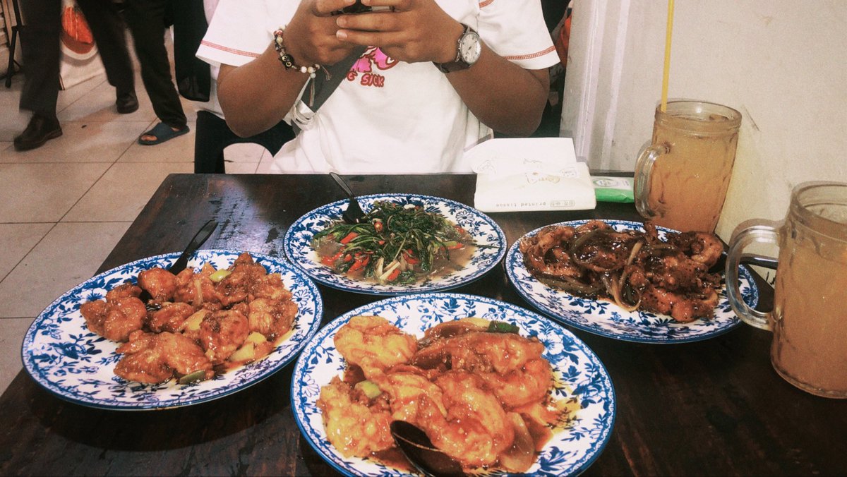 etheralives's tweet photo. RILLLL, sebelnya cuma kaget pas disuruh beli minum di warung sebelah kena 15k/es jeruk 🙂 jeruknya untung enak https://t.co/2cAbAn3Xsl