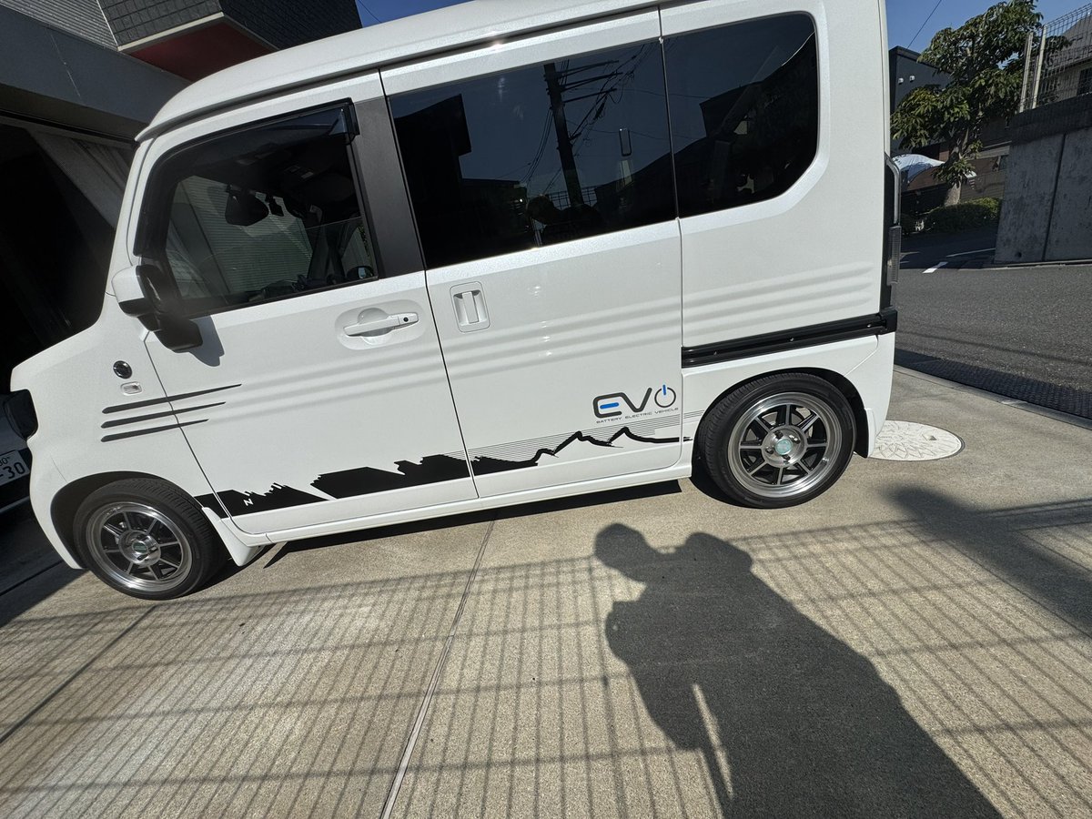 hiroshifch79865's tweet photo. 最近は86ネタなし
熱いのが辛いEVと祖父です。
フェイスチェンジしてステッカーチューン😆 https://t.co/3qkS3IX64n