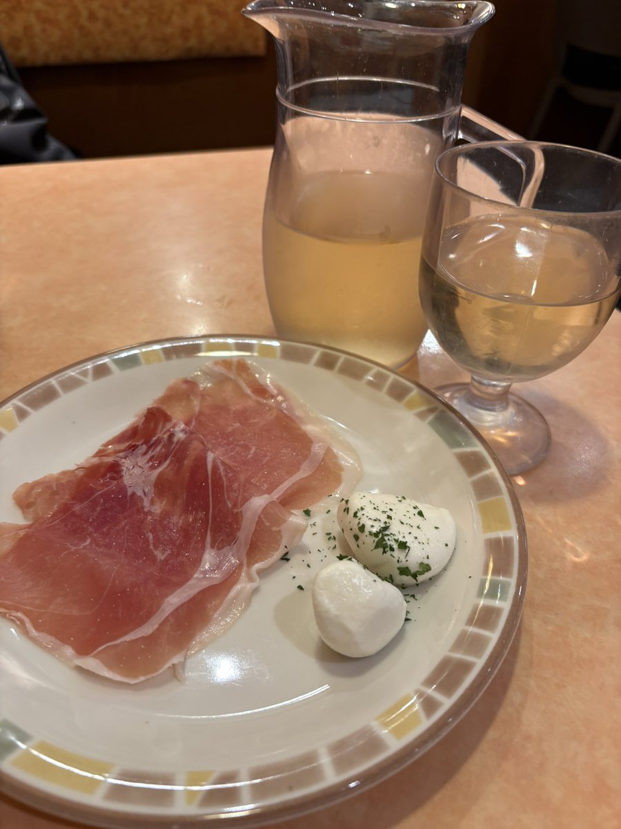 maru_working's tweet photo. ラストオーダー間近のサイゼが寒い。
追い出されてるのかな？（笑） https://t.co/eZuCf1Nsti