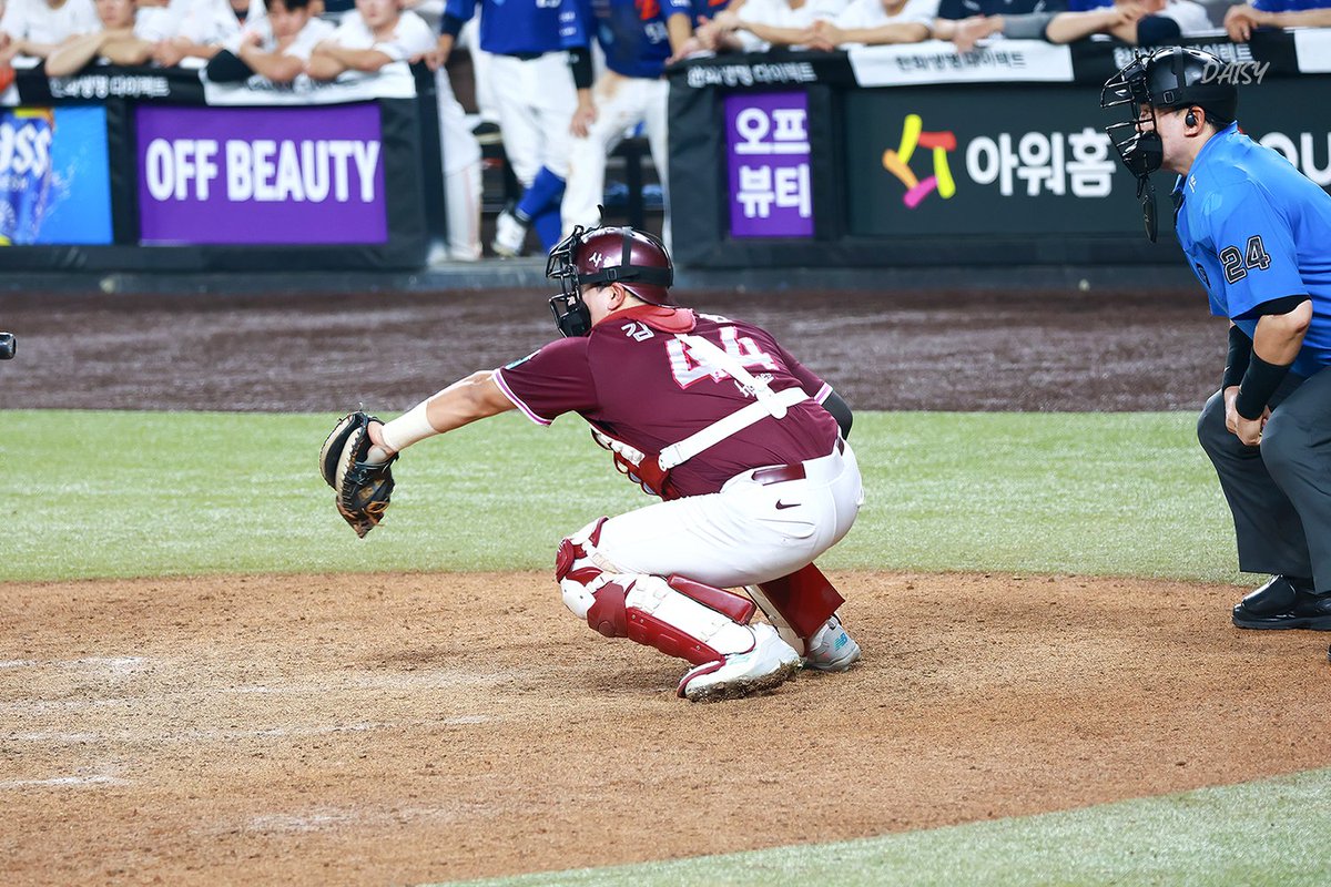 daisyy_408's tweet photo. 260719 마지막 아카 잡고 약간 힘빠진 것 같았던(사실저도요) #키움히어로즈 #김동헌 https://t.co/mgpBgwCrcw