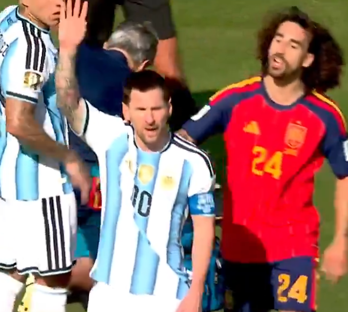 futtmais's tweet photo. "O comportamento do Messi no lance com o Cucurella não é o comportamento de um craque da Copa e de um capitão. Tentou tirar ele do jogo de uma maneira sacana. O que o Messi fez ontem me decepcionou demais, porque ele não precisa disso. A Argentina como um todo, junto com o senhor Lionel Messi, sai menor desta final."

"Foi tão ruim, que eu estou bem confortável do Messi não ter sido eleito o melhor jogador da Copa. Ele saiu menor."

- André Henning