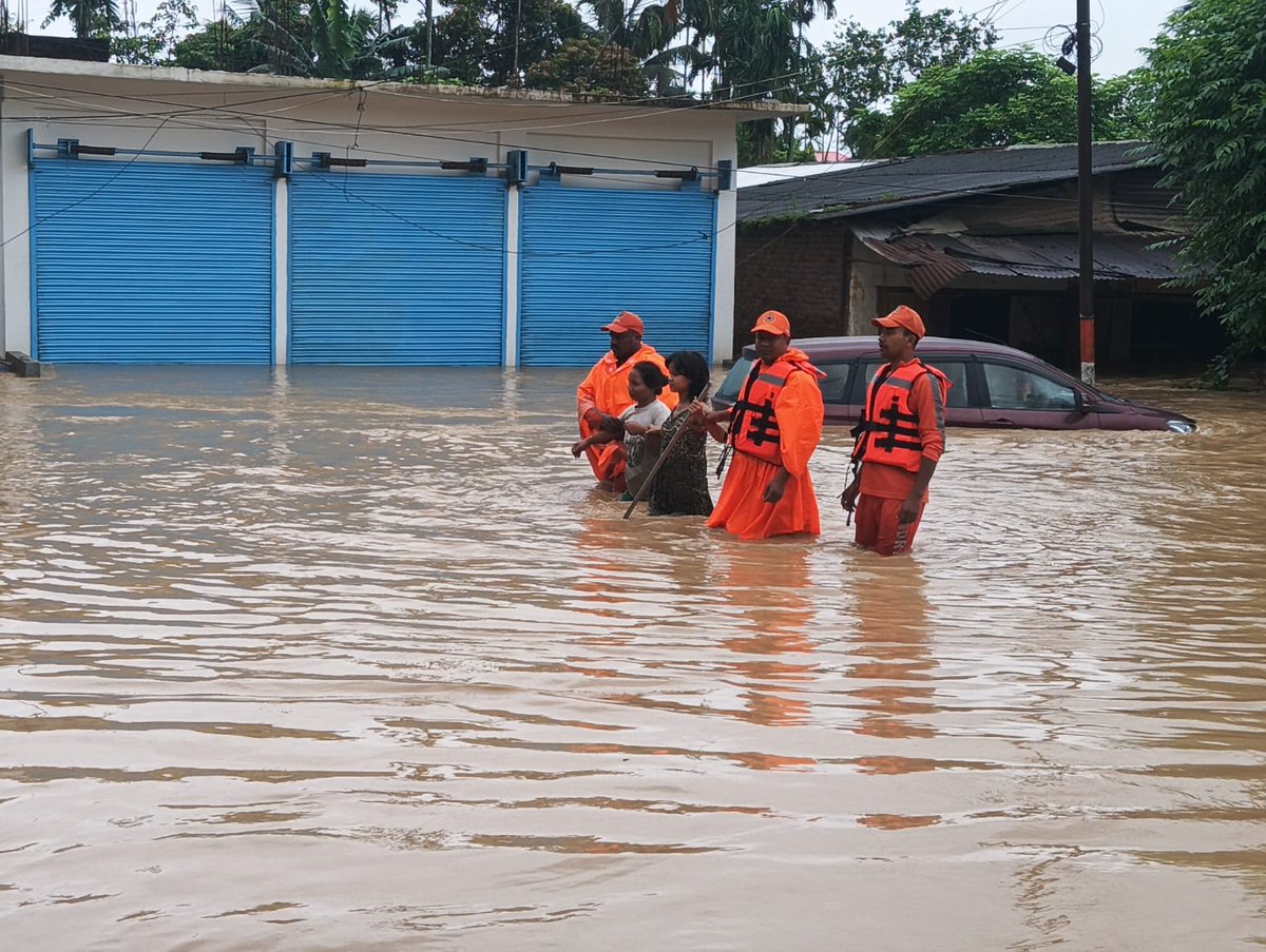 himantabiswa's tweet photo. No effort is being spared to reach every person affected by these unprecedented floods.

Our teams are working round the clock alongside @NDRFHQ, to rescue those stranded and shifting them to safer locations. We stand firmly with every affected family. https://t.co/yhxvZjJCe4