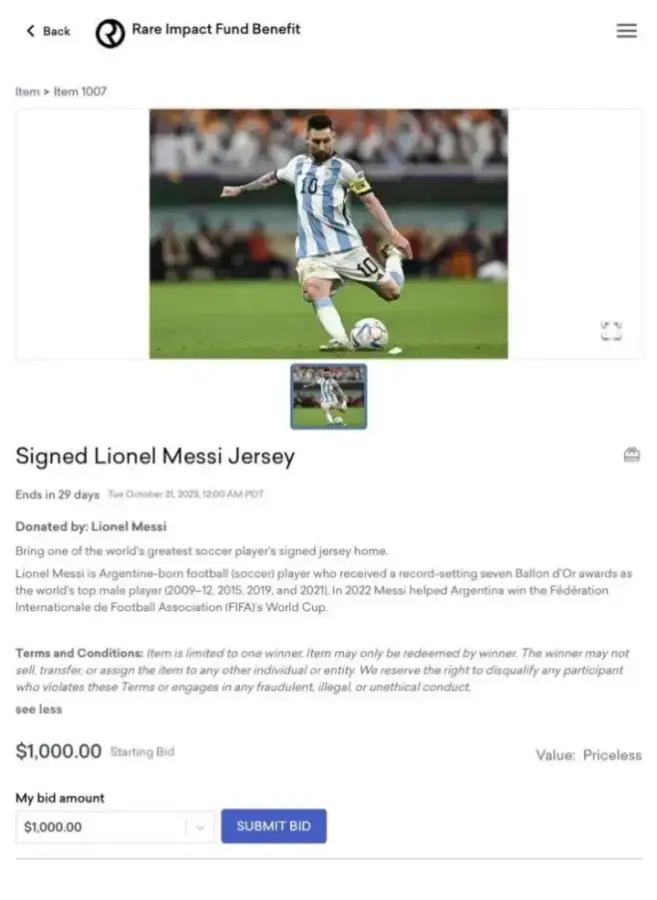 SelenaGomzArg's tweet photo. 🐐| Un momento que vale la pena recordar: Lionel Messi fue el único futbolista en donar una camiseta firmada al "Rare Impact Fund" para que Selena Gomez la subastara con fines benéficos.