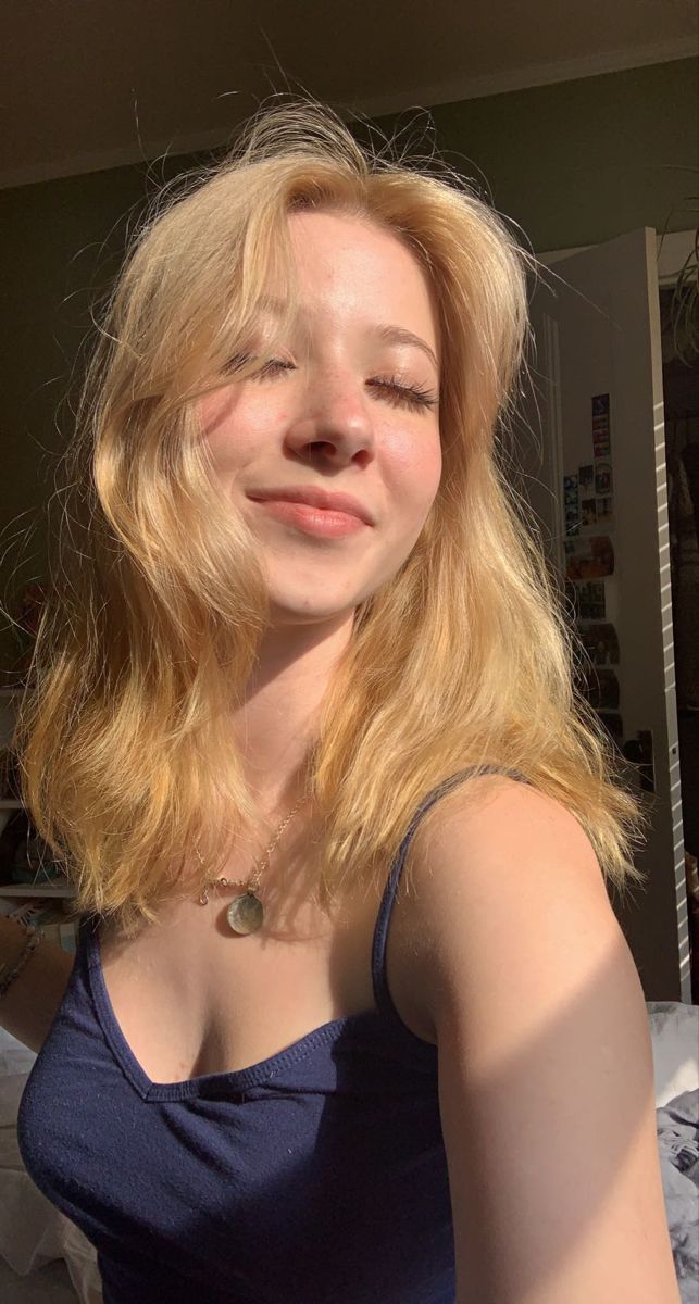 Your_Emilyy_'s tweet photo. Sun on face, peace in mind ....

Good morning USA 😘😘 https://t.co/asPbUUQliZ