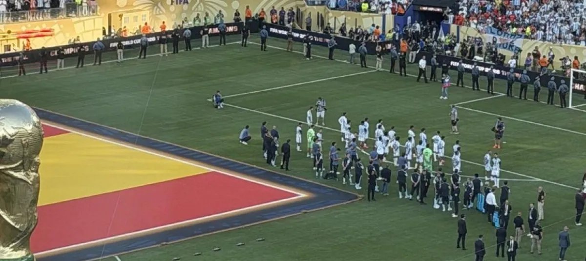 Trinan77's tweet photo. @hwhjstar Y así es como se pierde? Dándole la espalda al equipo vencedor? Subcampeones. Siempre os recordaremos esta final https://t.co/xQwDOddLTK