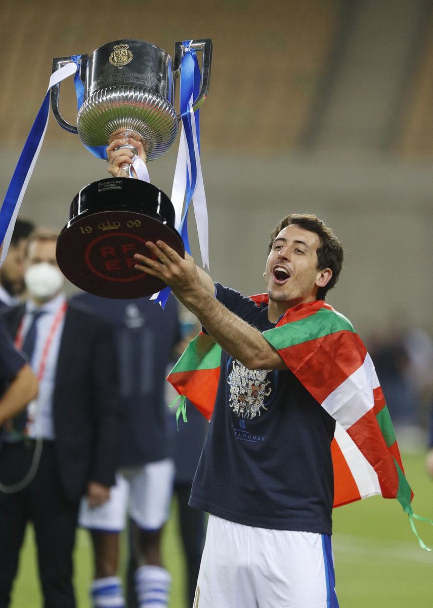 gaabbbrii_'s tweet photo. El destino muchas veces es muy caprichoso, te perdiste el Mundial de Catar por la dichosa rodilla.
Te levantaste y trabajaste como el que más y prueba de ello todo lo que has ganado. 
Hiciste en 5 años felices a todos los txuriurdines y ahora a toda España.
Eres ETERNO ❤️♾️©️ https://t.co/OEFtjzmdn8