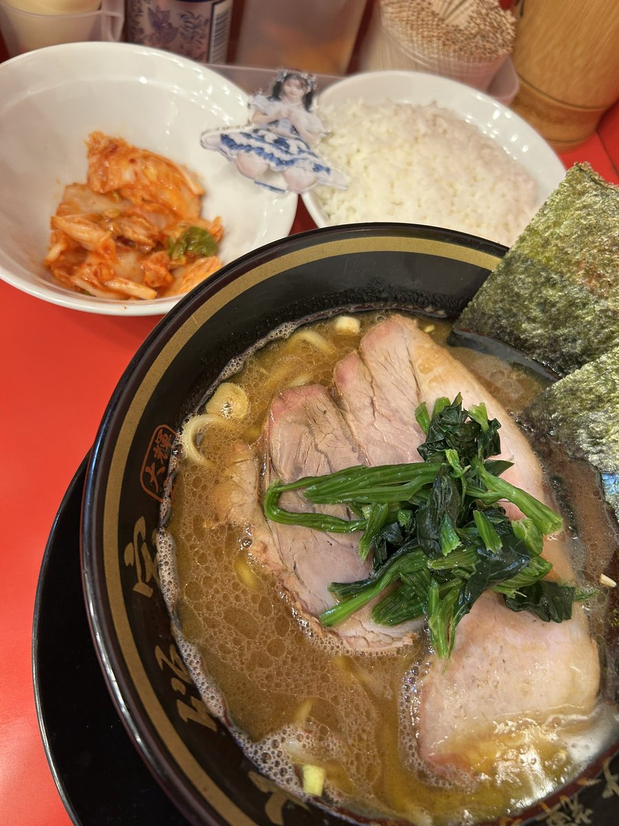 takayukishimo's tweet photo. 今日もお休み　昼頃先輩が地元に来て昼飲み🍻
1940からセレネでスイアレ対バン
セトリがいつも違うから通ってて飽きない
最後Appreciateで締め　最高です🥺
みんな明日早い時間から仕事だから今日は飲み行かすラーメンで🍜
次は水曜のサーキット楽しみ✨
#なっちゃんのとなり https://t.co/oaObmUpggC