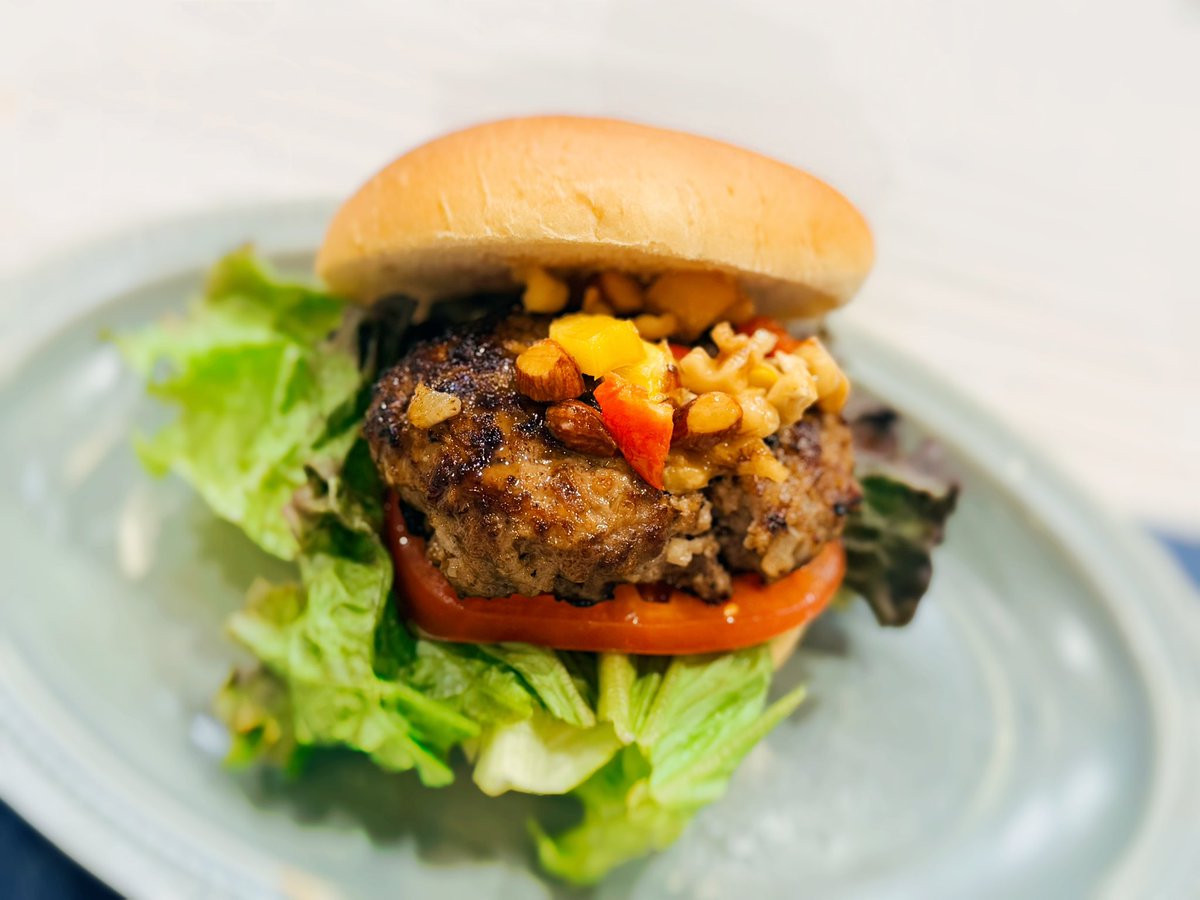amasakikohei's tweet photo. #教えてアマサキッチン
ありがとうございました〜🍔✨ｳﾏｶｯﾀ
コメントでたくさん会話できて
楽しかったです♪
みんなはどうでしたか？？

チョコミント✖️コーラが
完全にルートビアで美味かった🥤
（チョコミント苦手だからうまくて驚き） https://t.co/RC9nl2ggSS