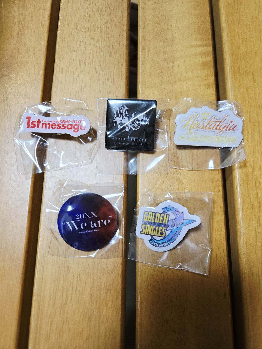 nmmr202's tweet photo. 314ぶりのピンバッジ記録。
今回も先行販売で上3つ、終演後に下2つ！
周年ツアーコンプリート叶った✨
10回やって今のところ被りなし、そろそろ被りそう🥹 https://t.co/Nx4VOGfjyh