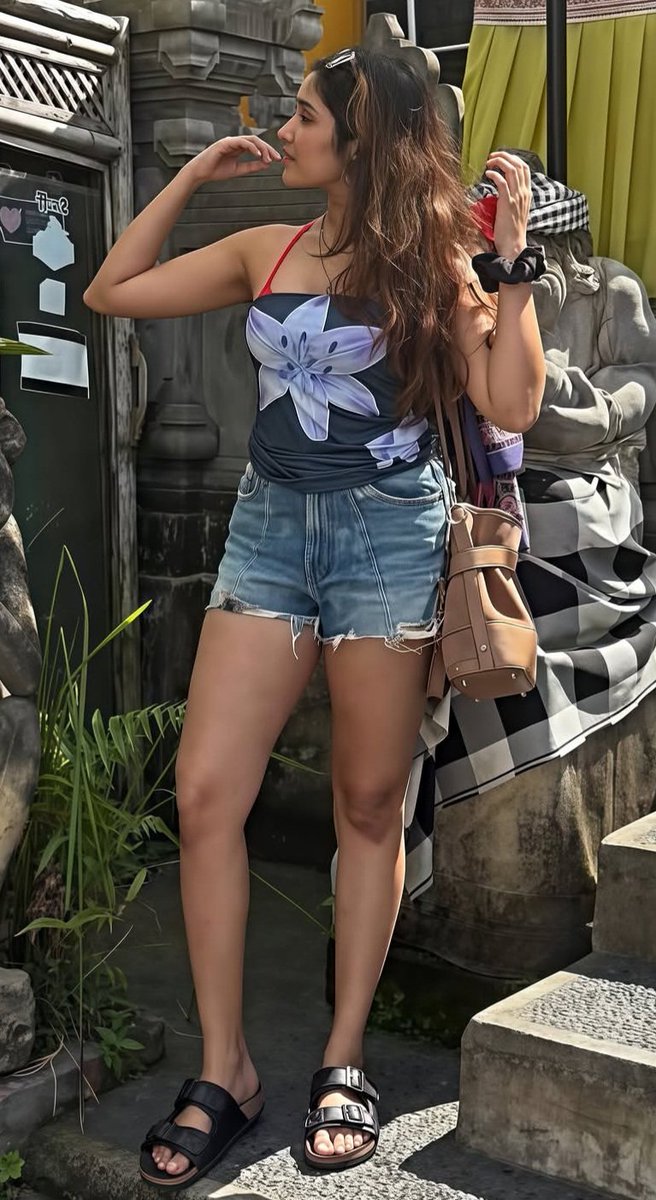 ActressHottyy's tweet photo. Anikha Surendran 🥵🥵 https://t.co/OoN95I0j7s