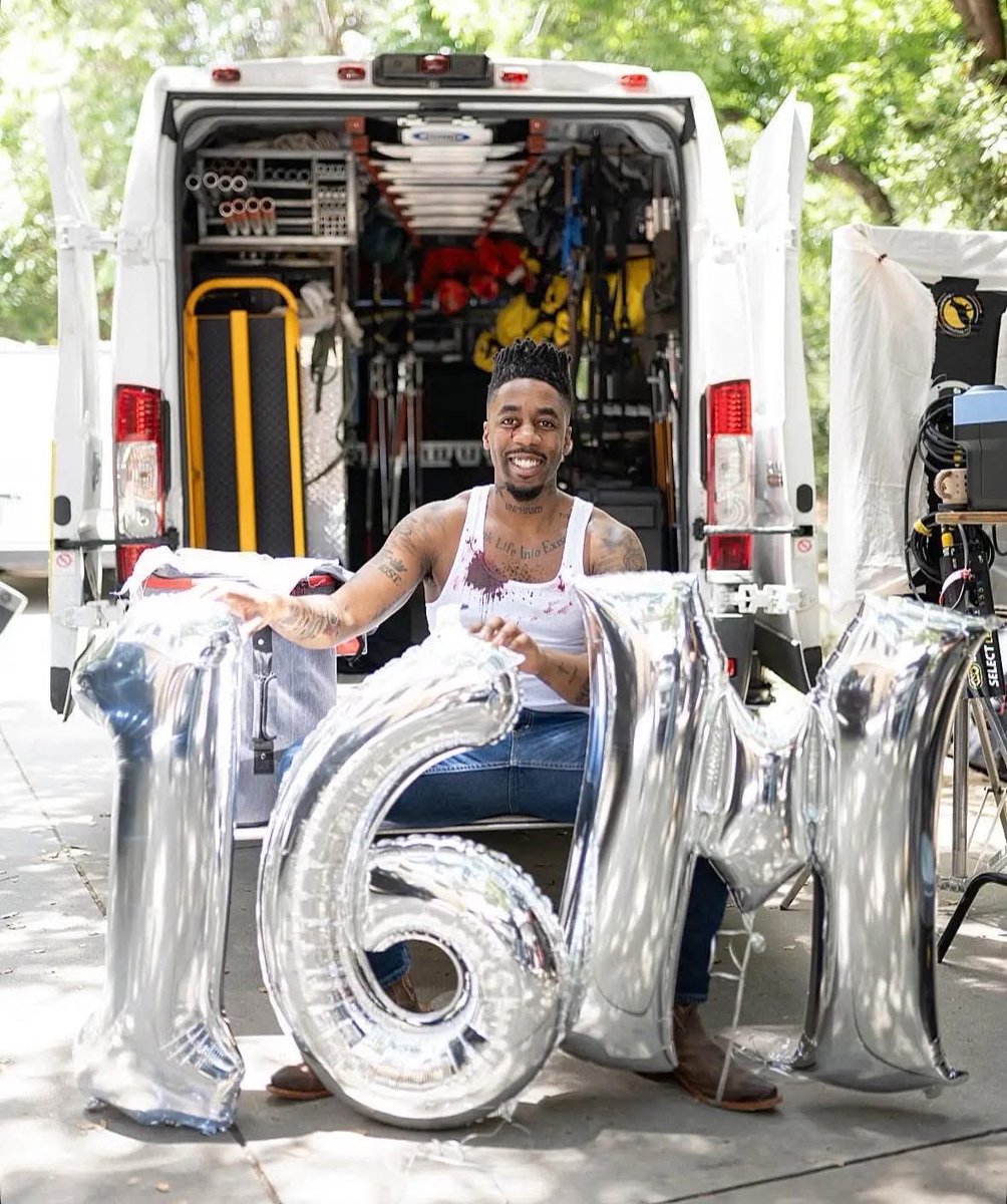 thatsdax's tweet photo. MORE BALLOONS😅 16 MILLION FACEBOOK FOLLOWERS ! Thank you all! This is UNBELIEVABLE. https://t.co/IvZOpo6pjr