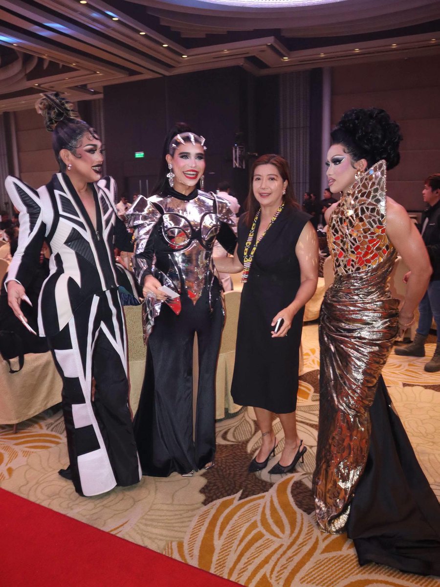 DragScenePH's tweet photo. Divine Divas with Ms. Kara David at the 1st FAMAS Broadcast Arts Awards https://t.co/9g99In5TaN