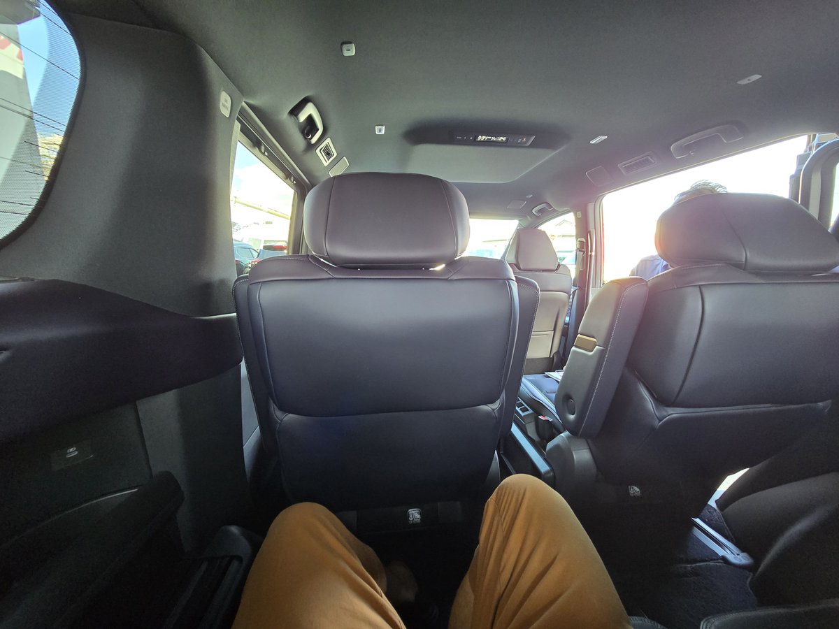oretekigad's tweet photo. 元日産社員だけど、日産は国産で1番好き。
エルグランドYouTube見たら絶賛の嵐で、見たくて最寄りのディーラー行ったら試乗できた！一言、すごく良かった。運転も後部座席でゆったりもok。アルヴェルに価格で対抗せずコスト惜しまず注ぎ込んでくれた感が◎。思ったより速い、って訳じゃないけど十分🤗 https://t.co/trRWFwtitz