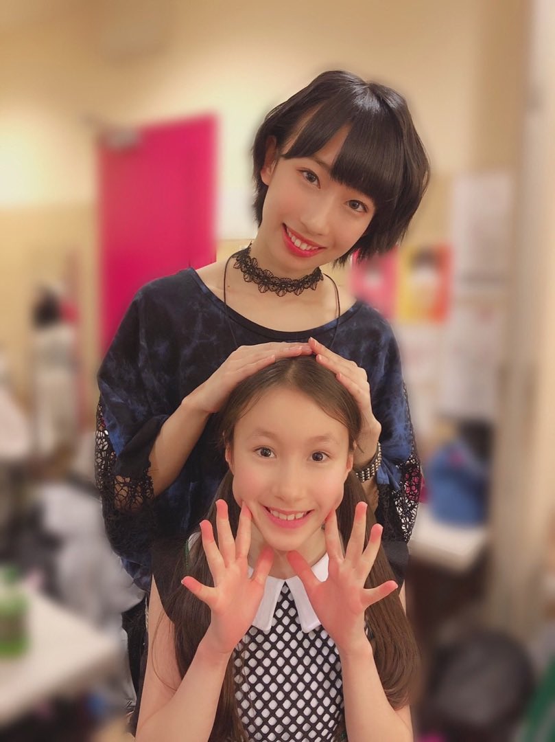 5nzaemon's tweet photo. かつて色んなお姉さんハロメンに可愛がられてきた松原ユリヤちゃんが、研修生の佐伯詩春ちゃんを可愛がってるの見ると、孫と曾孫を見てる気分になるのぉ（ヨボヨボ） https://t.co/CikAULXhe3
