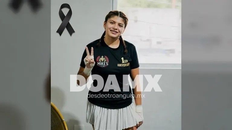 DOA_MX's tweet photo. #EnCorto 🚨 INVESTIGAN MUERTE DE ADOLESCENTE EN CAMPAMENTO MILITARIZADO DE TAMAULIPAS

La Fiscalía de Tamaulipas abrió una indagatoria tras el fallecimiento de Dafne, de 13 años, durante un campamento de la Academia Militarizada Marina Doenitz en Ciudad Madero. La madre de la menor denunció que tras recibir un video donde la niña presentaba un moretón —atribuido por el personal a un desmayo—, horas después le notificaron su muerte. La FENAMM y la Fiscalía estatal realizan los peritajes y la necropsia correspondientes para esclarecer los hechos y deslindar responsabilidades.

Más info: https://t.co/BiXDdBLiIN
#DesdeOtroÁngulo