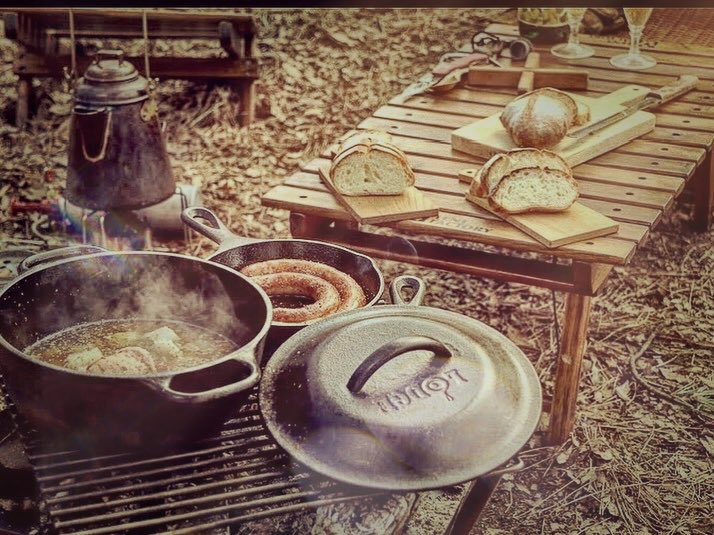 falofreestyle's tweet photo. 【鉄鍋が刻む記憶】

育てた鉄鍋で作る
ある日のキャンプ飯。

黒い艶に刻まれているのは
積み重ねてきた時間。

料理を美味しくするのは
道具だけじゃない。
共に過ごした
思い出なのかもしれない。 https://t.co/UVQCiIT6iV