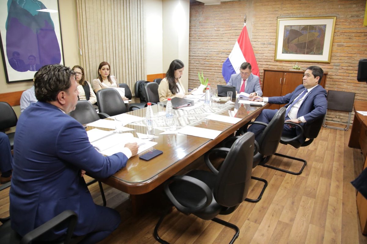 SenadoresPy's tweet photo. Sesionan de manera conjunta las Comisiones de Legislación @Legisla_senado y la de Economía, encabezadas por los senadores Luis Pettengill (vicepresidente) y @senadorcarlosnu, respectivamente. El encuentro se realiza de manera presencial y virtual desde la Comisión, planta baja. https://t.co/4qsV98SXm2