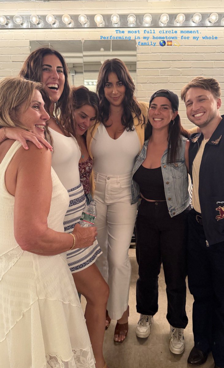 shaynmanda's tweet photo. shayne being in this picture with amanda and her family :(( no one talk to me https://t.co/jL0BGy8ySa