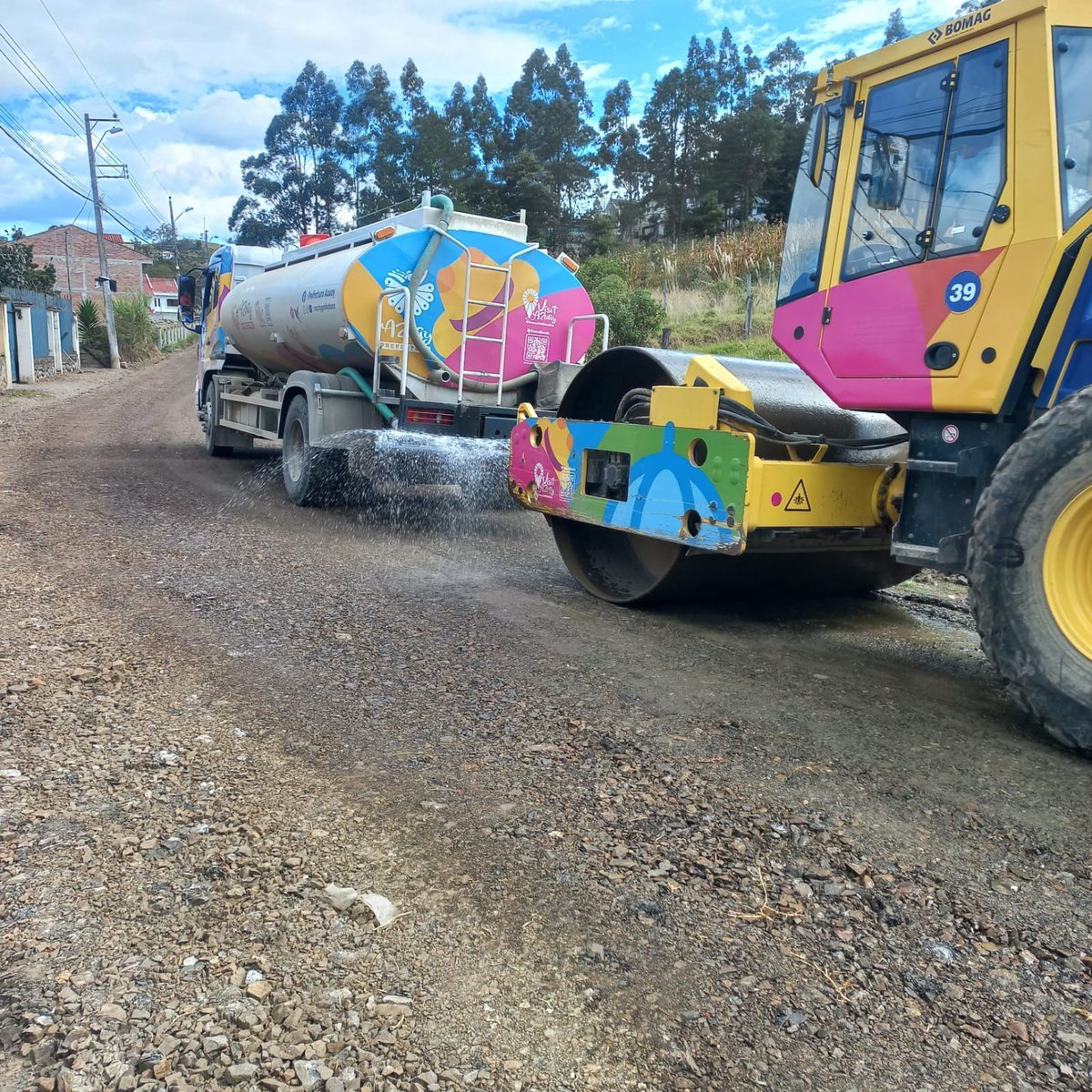 AzuayPrefectura's tweet photo. Con nuestra maquinaria y equipo trabajamos en el mantenimiento de las vías del sector Rosas Loma en la parroquia #Turi. 🚜👷
✅ Estamos activos 24/7 para garantizar una movilidad segura y una mejor calidad de vida para nuestra gente de Cuenca y Azuay. 🚘
#TransformamosVidas https://t.co/nFaHFlREXX