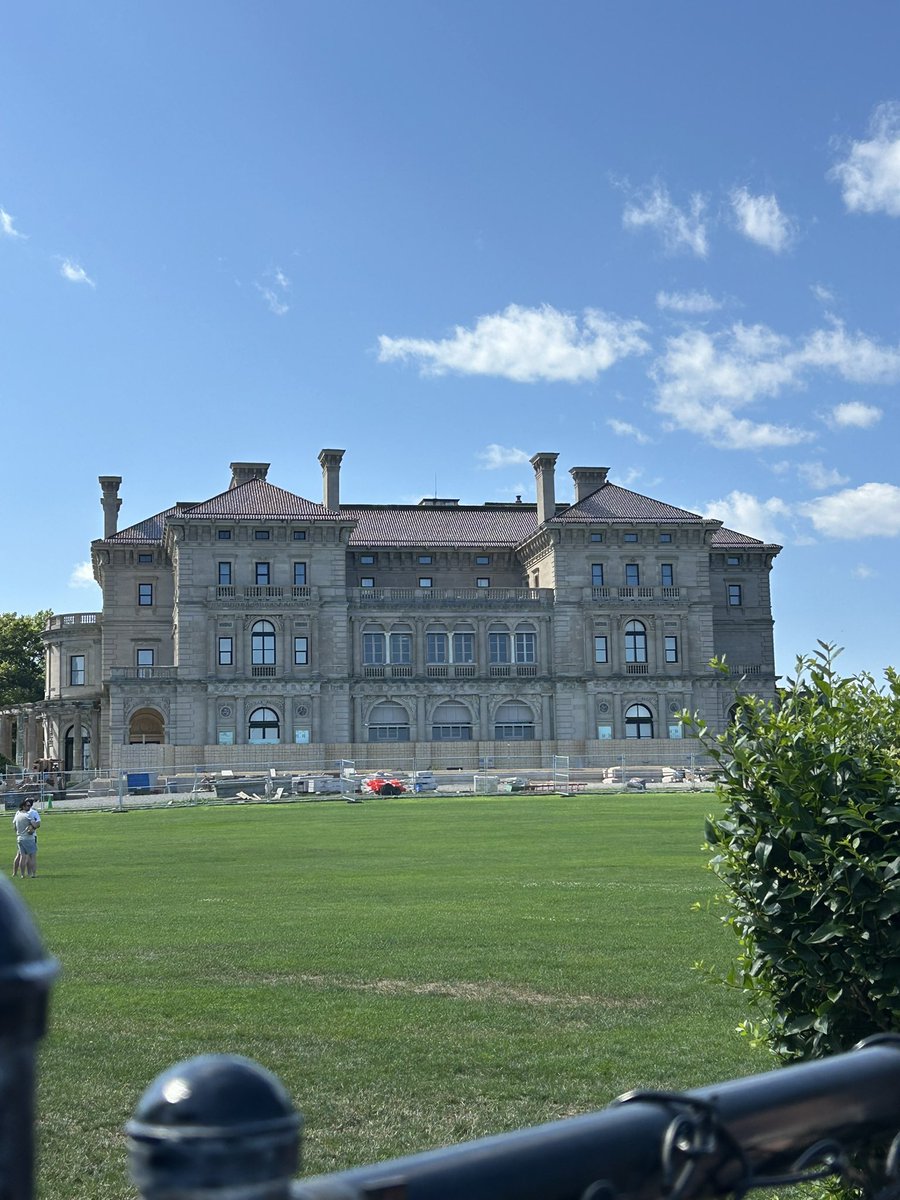 DougDawg13's tweet photo. Lovely day at The Breakers #vanderbilts #Newport #RhodeIsland https://t.co/9Uz0y9MLTo
