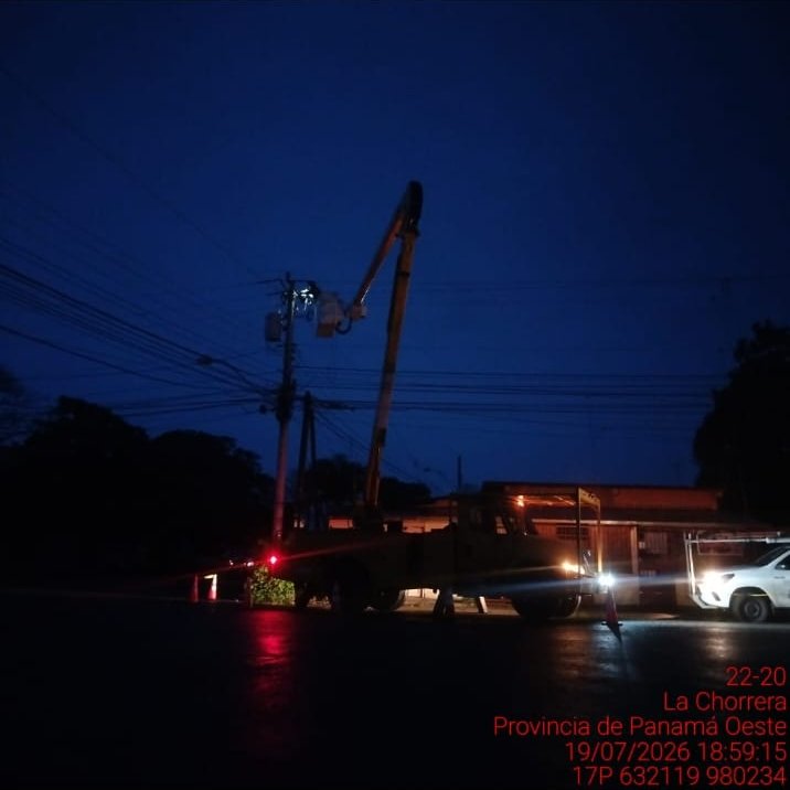 NaturgyPa's tweet photo. 📢Informamos a nuestros clientes que producto de las fuertes lluvias, acompañadas de descargas atmosféricas y fuertes vientos registrados durante la tarde y noche de ayer, se presentaron afectaciones en el suministro eléctrico en algunos sectores de los distritos de La Chorrera y Arraiján, en la provincia de Panamá Oeste.

Nuestras brigadas se han mantenido trabajando de forma ininterrumpida para restablecer el suministro eléctrico.

@tvnnoticias @TReporta @criticaenlinea @MiDiarioPanama @DiaaDiaPa @traficocpanama