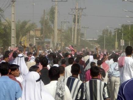 Ahwazi_OCC's tweet photo. نداء من المجلس التنسيقي للتنظيمات الأحوازية إلى أبناء شعبنا العربي الأحوازي الصامد

يا أبناء شعبنا الأبي في الأحواز المحتلة،
في هذه المرحلة الحساسة التي تشهد فيها المنطقة تحولات متسارعة، يتوجه إليكم المجلس التنسيقي للتنظيمات الأحوازية بنداء المسؤولية الوطنية، داعياً إياكم إلى التحلي بأعلى درجات الوعي واليقظة، والتمسك بوحدتكم الوطنية التي هي درعكم الأول في وجه العواصف.

ومع هذه المتغيرات، نلفت انتباهكم إلى مخططات النظام الإيراني اليائسة، التي يسعى من خلالها إلى:

1.استغلال المدنيين كدروع بشرية، والزج بهم في صراعات لا تخدم مصالحهم، بل تهدف إلى إطالة عمر أزماته.

2.إشعال الفتن الداخلية، واستغلال أي خلافات هامشية بين أبناء شعبنا لصرف انتباهنا عن الهدف الأكبر: استعادة الحقوق الوطنية المسلوبة وتقرير مصيرنا بأنفسنا. 

3.تقديم وعود مؤقتة وإجراءات ظرفية لم تقترن بأي إصلاحات حقيقية، وقد أثبتت التجارب أنها مجرد مناورات لابتلاع مطالبنا وإجهاض آمالنا. 

4.استخدام المرافق المدنية، كالمستشفيات والمدارس والمراكز الصحية، كغطاء لأنشطته العسكرية، وإخفاء تجمعاته وآلياته العسكرية بالقرب من المدنيين، في محاولة يائسة لتأمين الحماية لها،

وندعوكم إلى:

1.التحلي بأعلى درجات الوعي والمسؤولية، وعدم الانجرار وراء أي محاولات استغلال.

2.التمسك بالوحدة الوطنية

3.الحفاظ على الأرواح وصون المجتمع، واليقظة تجاه محاولات الاختراق والاستغلال التي قد يسعى إليها النظام.

4.الاستعداد للمرحلة المقبلة، التي قد تحمل تحولات سياسية واستراتيجية عميقة، والعمل السياسي المسؤول بما يضمن حماية حقوقنا المشروعة.

ونخصّ بالنداء النخب الوطنية ورؤساء القبائل والعشائر الأحوازية الكرام، محمّلين إياهم مسؤولية التمسك بالحكمة وتوحيد الصف، وعدم الانخداع بأي وعود مؤقتة قد يقدّمها النظام في أوقات أزماته. فالتجارب أثبتت أن سياساته تجاه شعبنا لم تتغير في جوهرها، وأن وعوده لم تكن سوى مناورات لابتلاع المطالب وإجهاض الأمل في التغيير.

إن شعب الأحواز، الذي صمد لعقود من القهر، هو اليوم أكثر استعداداً لاستلام زمام مستقبله. المستقبل لنا، والنصر حليف الصابرين.

المجلس التنسيقي للتنظيمات الأحوازية
20 يوليو/تموز 2026