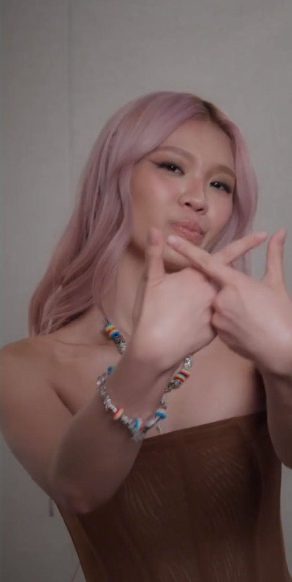 loiceyloops's tweet photo. omg lowkey why is this the PERFECT shade of pink hair for stacey https://t.co/RUIMkQOi5d