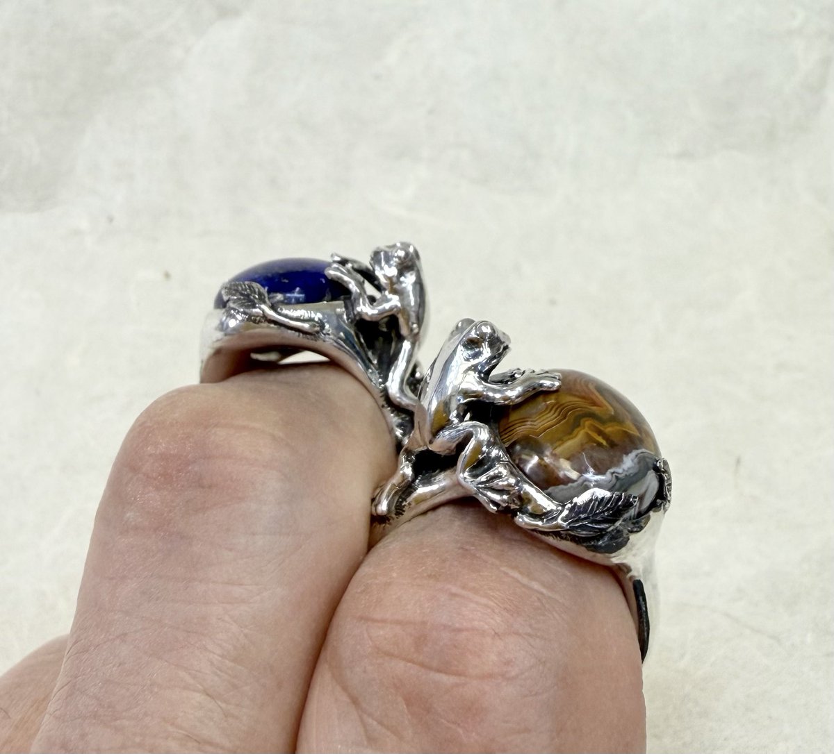 toru_favorite's tweet photo. ラピスラズリリング完成しました

前回のクレイジーレースアゲートと同じ
デザインです^ ^

#カエルシルバー
#カエルリング https://t.co/ZhZyQfJkq7