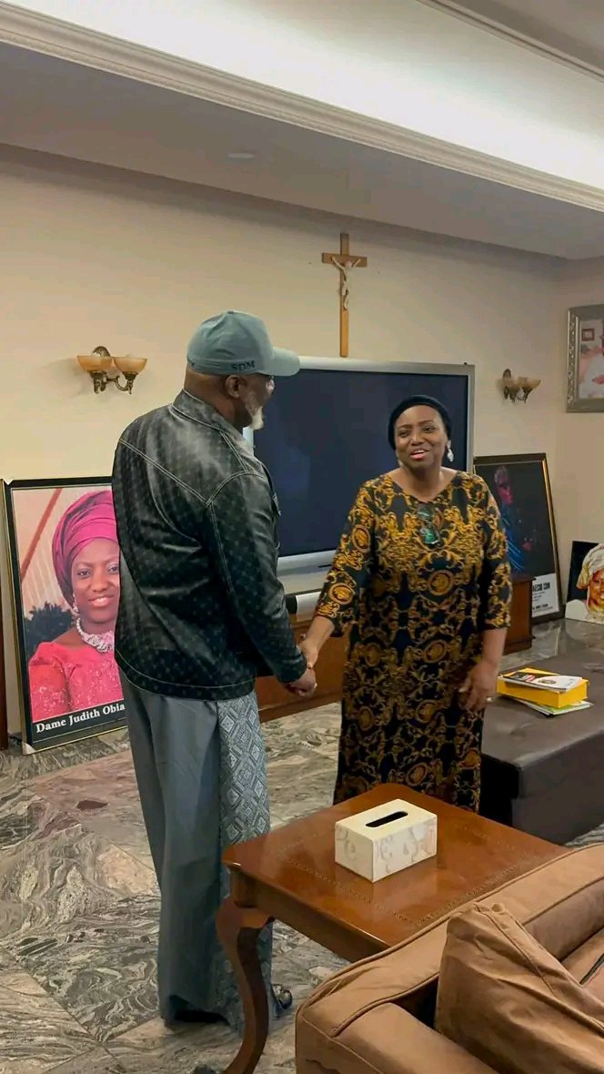 Pharmacio001's tweet photo. Senator Dino Melaye paid a condolence visit to H.E. Chibuike Rotimi Amaechi at his residence following the passing of his mother. He was received by H.E. Dame Judith Amaechi. https://t.co/UxM0slUG4G