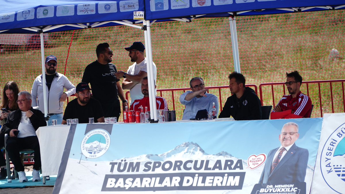 z_aksehirlioglu's tweet photo. Futbolumuzun önemli değeri Emre Belözoğlu’na, @KayseriBSB Başkanımız Sn. @baskanmemduhbyk  ‘ın @erciyeskykmrkz ‘ne kattığı değerleri anlattık. Yüksel irtifa kampı için geldikleri Erciyes’te, plaj voleybolu seyretmenin şaşkınlığının yanına Erciyes hayranlığını da eklemiş olduk😉 https://t.co/OpnhAyygka
