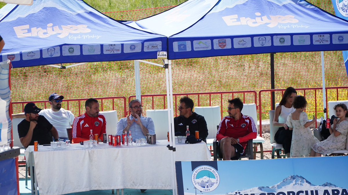 z_aksehirlioglu's tweet photo. Futbolumuzun önemli değeri Emre Belözoğlu’na, @KayseriBSB Başkanımız Sn. @baskanmemduhbyk  ‘ın @erciyeskykmrkz ‘ne kattığı değerleri anlattık. Yüksel irtifa kampı için geldikleri Erciyes’te, plaj voleybolu seyretmenin şaşkınlığının yanına Erciyes hayranlığını da eklemiş olduk😉 https://t.co/OpnhAyygka