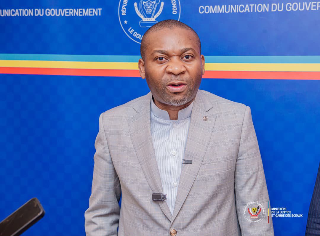 KimKimuntu's tweet photo. JUSTICE-#RDC 🇨🇩:

UN DÉPUTÉ DE MWENGA ALERTE GUILLAUME NGEFA SUR L'EXPLOITATION ILLICITE DES MINERAIS AU SUD-KIVU

Kinshasa, 19 juillet 2026 - Le député national Trésor Lutala Mutiki, élu du territoire de Mwenga, dans la province du Sud-Kivu, a alerté récemment le Ministre d'État, Ministre de la Justice et Garde des Sceaux, Guillaume Ngefa Atondoko Andali, sur l'exploitation illicite des minerais dans cette partie du pays. 

À l'issue de leur audience tenue mercredi, l'élu a indiqué avoir obtenu l'engagement du ministre d'ordonner des enquêtes afin de faire toute la lumière sur ce dossier.

« Je viens de Mwenga où j'ai constaté la réalité du terrain. Je suis venu dénoncer l'exploitation illicite des minerais par des sujets étrangers, avec la complicité de certains Congolais, ainsi que la dégradation de la situation judiciaire dans mon territoire, marquée notamment par le manque d'infrastructures et l'insuffisance du personnel judiciaire », a déclaré Trésor Lutala au sortir de son audience avec le ministre d’Etat.

Selon le député, cette exploitation illégale concerne notamment les zones de Kamituga et de Lugushwa, où des sociétés, dont certaines chinoises, opéreraient en dehors du cadre légal avec l'appui de réseaux impliquant des autorités civiles et militaires.

« Ces minerais ne profitent pas à nos populations. Il n'y a aucune traçabilité et tout cela se fait sous la couverture de certains éléments des forces de sécurité. Les militaires comme les civils impliqués dans cette exploitation illicite doivent être identifiés et sanctionnés », a-t-il plaidé, estimant que ces activités alimentent les circuits de fraude et servent des intérêts contraires à ceux de la République.

Des enquêtes annoncées sur les sociétés mises en cause

En réaction à ces dénonciations, le ministre de la Justice s'est engagé à agir dans le cadre de ses attributions. Selon le député, Guillaume Ngefa a instruit ses services d'engager le travail préparatoire en vue de prendre une injonction aux parquets et aux juridictions compétentes afin d'ouvrir des enquêtes sur la présence de sociétés installées illégalement et sur les éventuelles complicités ayant favorisé l'exploitation illicite des ressources minières de Mwenga.

« Le ministre m'a promis que, conformément aux orientations arrêtées lors du dernier Conseil des ministres, il donnera les injonctions nécessaires pour que des enquêtes soient menées sur toutes ces sociétés qui exploitent nos minerais sans aucune contrepartie pour la population », a affirmé le député Trésor Lutala.

Cette initiative s'inscrit dans le prolongement des décisions prises lors du Conseil des ministres du 10 juillet 2026, au cours duquel le Président de la République a ordonné la fin de toute militarisation illégale des sites miniers ainsi que le démantèlement des réseaux de fraude et d'exploitation illicite des ressources minières, avec des sanctions exemplaires contre les auteurs de ces pratiques.

Se disant satisfait de la réaction du ministre de la Justice, le député de Mwenga s'est montré confiant quant à l'aboutissement des enquêtes annoncées.

« La réaction du ministre a été très positive. Séance tenante, il a demandé à ses services de travailler avec nous afin qu'une injonction soit prise et que les services compétents enquêtent sur toutes les implications directes ou indirectes dans ce dossier. Je suis convaincu que cette implication permettra à la population de Mwenga de bénéficier enfin de ses ressources naturelles », a-t-il conclu.

Cellule de Communication/ Ministère de la Justice