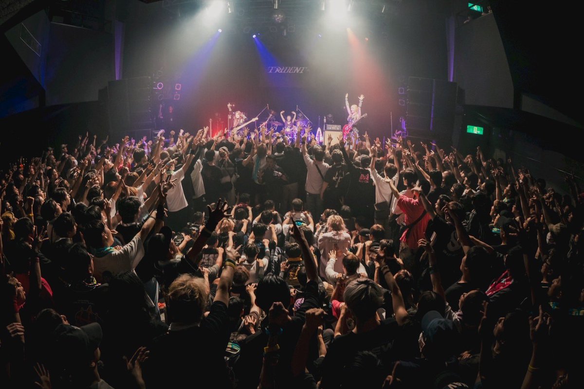 TRiDENT_japan's tweet photo. ≡ ≡ ≡ ❤️‍🔥 THANK YOU ❤️‍🔥 ≡ ≡ ≡

2026年7月20日（月・祝）
Spotify O-WEST
『King of the Sea Tour 2026』

夏の対バンツアーファイナル✨
SILENT SIREN の皆さん @staffsaisai
ありがとうございました😎
#KoS で3日間の思い出を教えてください🔥
また夏のライブハウスで👋

📸 by @okkytree

≡ ≡ ≡ ❤️‍🔥 THANK YOU ❤️‍🔥 ≡ ≡ ≡

#TRiDENTJP