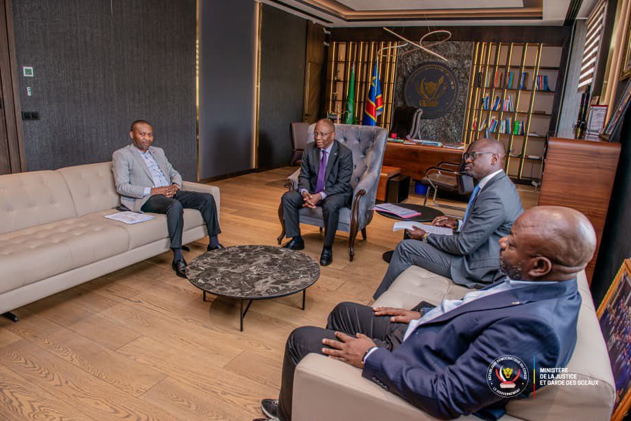 KimKimuntu's tweet photo. JUSTICE-#RDC 🇨🇩:

UN DÉPUTÉ DE MWENGA ALERTE GUILLAUME NGEFA SUR L'EXPLOITATION ILLICITE DES MINERAIS AU SUD-KIVU

Kinshasa, 19 juillet 2026 - Le député national Trésor Lutala Mutiki, élu du territoire de Mwenga, dans la province du Sud-Kivu, a alerté récemment le Ministre d'État, Ministre de la Justice et Garde des Sceaux, Guillaume Ngefa Atondoko Andali, sur l'exploitation illicite des minerais dans cette partie du pays. 

À l'issue de leur audience tenue mercredi, l'élu a indiqué avoir obtenu l'engagement du ministre d'ordonner des enquêtes afin de faire toute la lumière sur ce dossier.

« Je viens de Mwenga où j'ai constaté la réalité du terrain. Je suis venu dénoncer l'exploitation illicite des minerais par des sujets étrangers, avec la complicité de certains Congolais, ainsi que la dégradation de la situation judiciaire dans mon territoire, marquée notamment par le manque d'infrastructures et l'insuffisance du personnel judiciaire », a déclaré Trésor Lutala au sortir de son audience avec le ministre d’Etat.

Selon le député, cette exploitation illégale concerne notamment les zones de Kamituga et de Lugushwa, où des sociétés, dont certaines chinoises, opéreraient en dehors du cadre légal avec l'appui de réseaux impliquant des autorités civiles et militaires.

« Ces minerais ne profitent pas à nos populations. Il n'y a aucune traçabilité et tout cela se fait sous la couverture de certains éléments des forces de sécurité. Les militaires comme les civils impliqués dans cette exploitation illicite doivent être identifiés et sanctionnés », a-t-il plaidé, estimant que ces activités alimentent les circuits de fraude et servent des intérêts contraires à ceux de la République.

Des enquêtes annoncées sur les sociétés mises en cause

En réaction à ces dénonciations, le ministre de la Justice s'est engagé à agir dans le cadre de ses attributions. Selon le député, Guillaume Ngefa a instruit ses services d'engager le travail préparatoire en vue de prendre une injonction aux parquets et aux juridictions compétentes afin d'ouvrir des enquêtes sur la présence de sociétés installées illégalement et sur les éventuelles complicités ayant favorisé l'exploitation illicite des ressources minières de Mwenga.

« Le ministre m'a promis que, conformément aux orientations arrêtées lors du dernier Conseil des ministres, il donnera les injonctions nécessaires pour que des enquêtes soient menées sur toutes ces sociétés qui exploitent nos minerais sans aucune contrepartie pour la population », a affirmé le député Trésor Lutala.

Cette initiative s'inscrit dans le prolongement des décisions prises lors du Conseil des ministres du 10 juillet 2026, au cours duquel le Président de la République a ordonné la fin de toute militarisation illégale des sites miniers ainsi que le démantèlement des réseaux de fraude et d'exploitation illicite des ressources minières, avec des sanctions exemplaires contre les auteurs de ces pratiques.

Se disant satisfait de la réaction du ministre de la Justice, le député de Mwenga s'est montré confiant quant à l'aboutissement des enquêtes annoncées.

« La réaction du ministre a été très positive. Séance tenante, il a demandé à ses services de travailler avec nous afin qu'une injonction soit prise et que les services compétents enquêtent sur toutes les implications directes ou indirectes dans ce dossier. Je suis convaincu que cette implication permettra à la population de Mwenga de bénéficier enfin de ses ressources naturelles », a-t-il conclu.

Cellule de Communication/ Ministère de la Justice