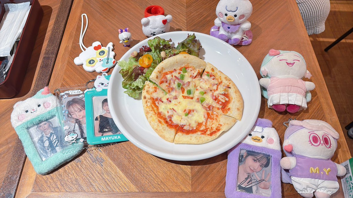 mayucha0630's tweet photo. 昨日やっとタワレコカフェ行けた🥹🫶✨✨
ご飯も飲み物も美味しかった〜🥰
NiziUとWithUだけの幸せ空間でした…🫶
一緒にいってくれたコォさん、ISOBE氏（笑）ありがとう〜🤭💜❤️

トレカ自引きできなかったので、あとで交換探します…🥺
後期💚お持ちの方いましたらこっそり教えてください🥺🥺 https://t.co/WotFFfJDKj
