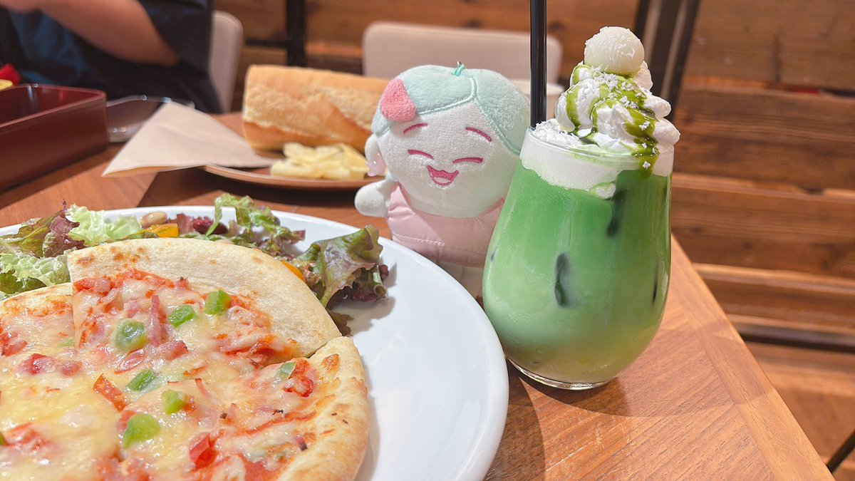 mayucha0630's tweet photo. 昨日やっとタワレコカフェ行けた🥹🫶✨✨
ご飯も飲み物も美味しかった〜🥰
NiziUとWithUだけの幸せ空間でした…🫶
一緒にいってくれたコォさん、ISOBE氏（笑）ありがとう〜🤭💜❤️

トレカ自引きできなかったので、あとで交換探します…🥺
後期💚お持ちの方いましたらこっそり教えてください🥺🥺 https://t.co/WotFFfJDKj