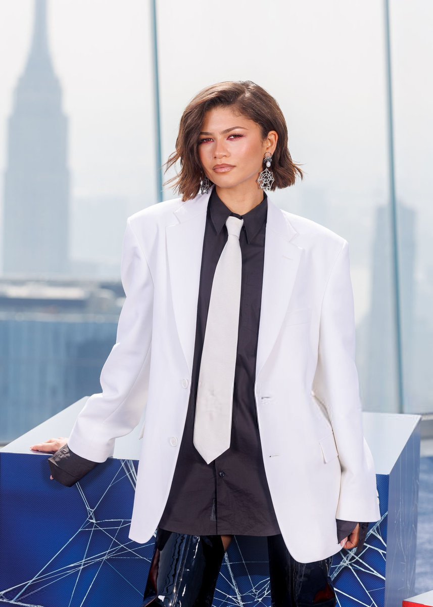 archivedaya's tweet photo. zendaya photographed at the ‘spider man: brand new day’ photocall in new york city ! https://t.co/IdJjf1CsPt
