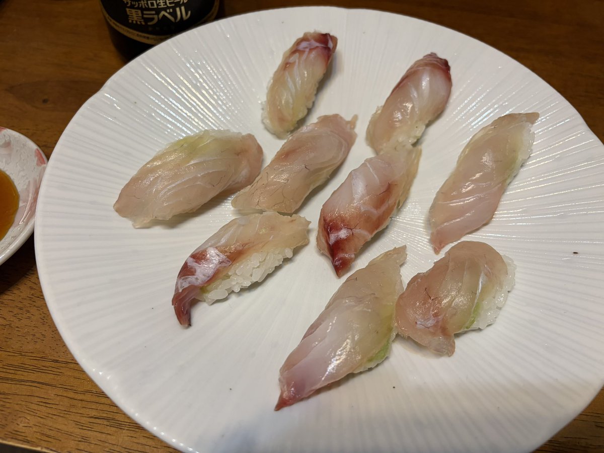 aobay1979's tweet photo. 昆布締めした鯛を適当に握ってみたけどうめーーーー😭😭😭 https://t.co/6ohAHiK4br