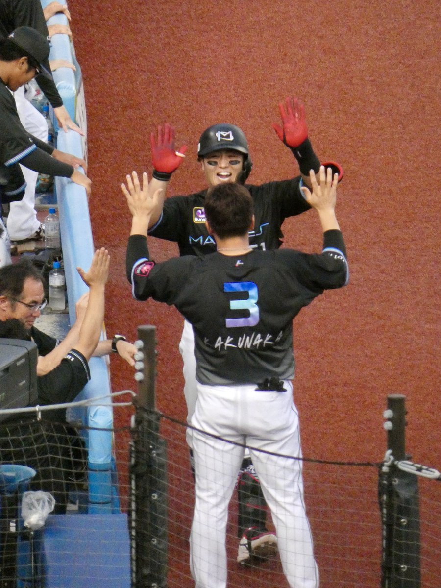 chi_chan113's tweet photo. 山グッチも角さんとのハイタッチに良い笑顔☺️
#chibalotte #山口航輝 #角中勝也 https://t.co/RZOS1X1tSI