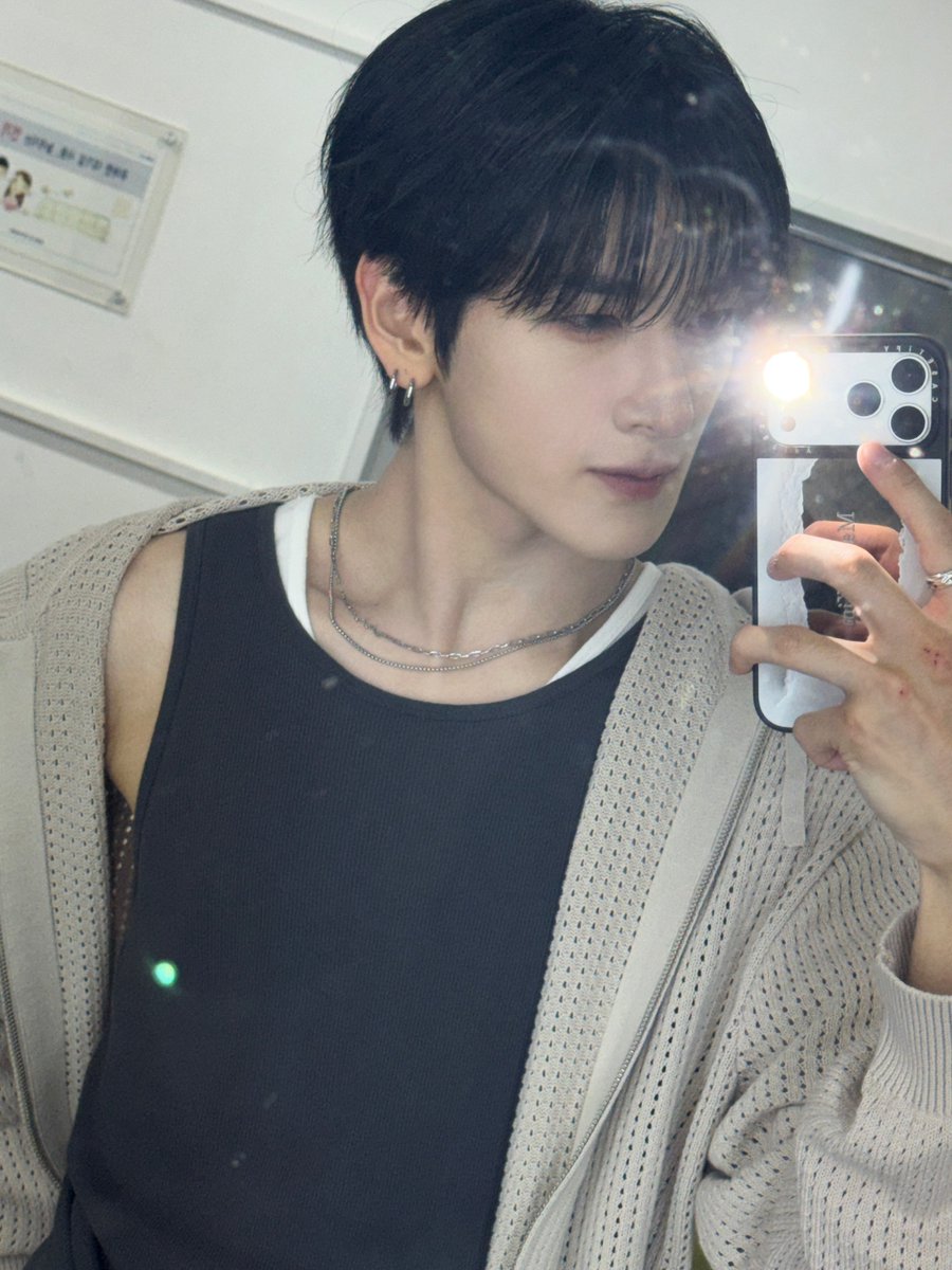 TRENDZ_OFFCL's tweet photo. [#윤우] 거울 속에 on my knees🐺🖤

#FROM_TRENDZ #TO_FRIENDZ #TRENDZ #트렌드지 https://t.co/cDapfs0fok
