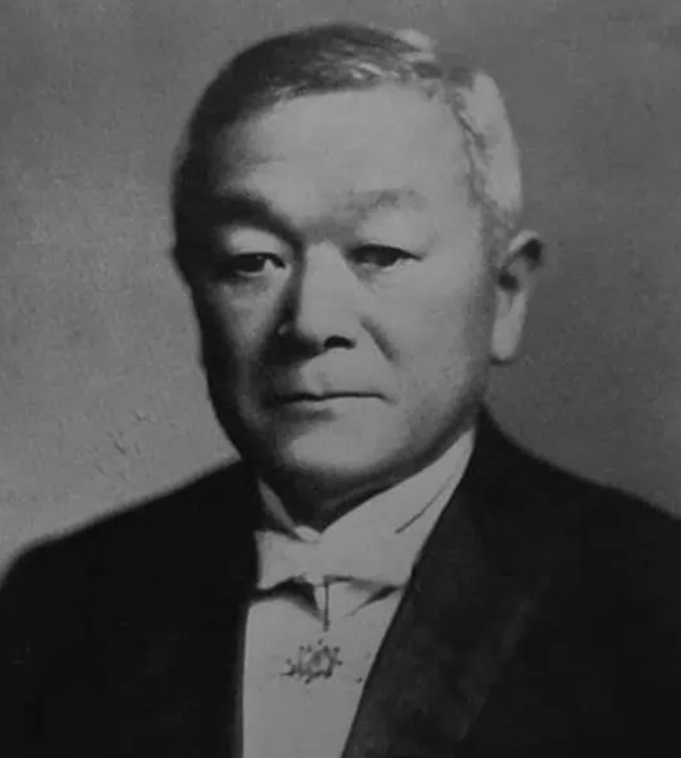 raycat2021's tweet photo. 内藤湖南，那位提出“唐宋变革论”的20世纪日本汉学家，他的著作《支那论》对中国的近世结构和走向有很多精辟的分析。
他谈到辛亥革命后中国所面临的领土问题，帝制时代的中国虽然在名义上统治着众多民族居住的广袤领土，但现实情况是中央政府一旦弱化，西藏、新疆等地就会获得事实上的独立。
湖南认为，对共和制中国来说，这个问题体现在以下两个方面：
首先是汉民族与少数民族之间的感情问题，其次是中央政府如何从政治上、军事上和财政上来统治这一自然环境多种多样的领土的问题。
他判断，在当时的条件下，汉民族是不可能继续统治少数民族的。
内藤汉学造诣极深，“就是一部四库全书的化身”。但因为他身为记者，对民国时代的中国有太多点评甚至是参与，因此这影响到了对他的学问的了解。