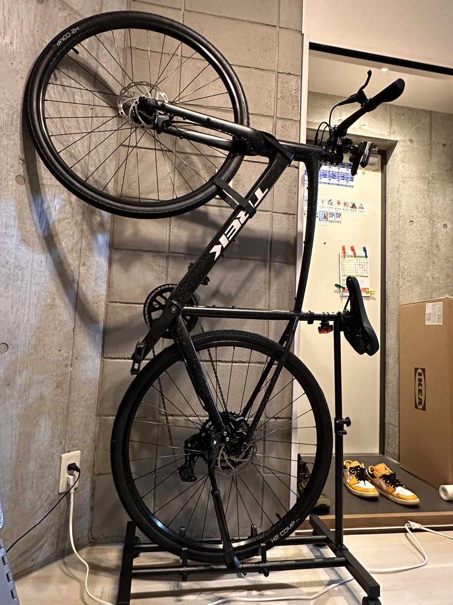 5HAR_9's tweet photo. 部屋狭いなら縦置きスタンドどない？と思って買ったんだけど圧迫感すごいな、、 https://t.co/K4Qlg7UEKl