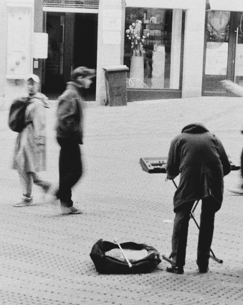 Afshari_Photo's tweet photo. The city rushes past in a blur, but his music anchors the street. A blind musician completely absorbed in his keys, his white cane resting quietly beside him. Shot on film
#StreetPhotography #FilmPhotography #Analog #BlackAndWhite https://t.co/z6Olrg0ft2