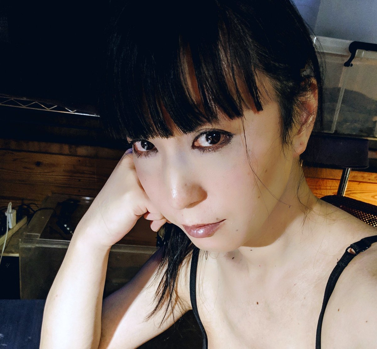 treemate01's tweet photo. 私が子どもにオカルトの話を聞かせてるとうちの人が「何で怖がらすんだよ！」
怖がってくれなきゃ意味ないじゃない。
それをしてるのよ！写真はだいぶ若いです。 https://t.co/zAB1b0VwwM
