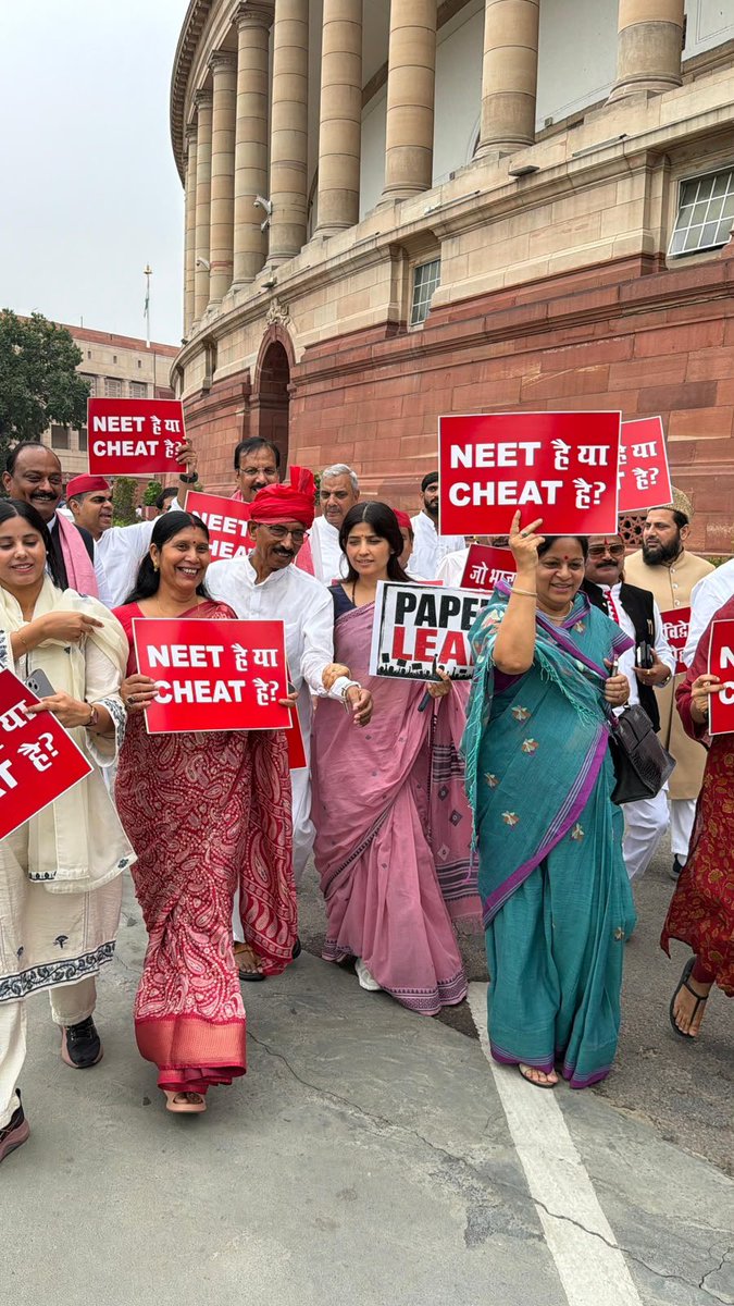 MPDharmendraYdv's tweet photo. देश की राजधानी दिल्ली ने आज युवाओं के आक्रोश का एक ऐतिहासिक दिन देखा। भाजपा सरकार की शिक्षा-विरोधी और युवा-विरोधी नीतियों के कारण जो गुस्सा धीरे-धीरे युवाओं के भीतर पनप रहा था, वह आज खुलकर सामने आ गया।

देशभर से आए हज़ारों युवाओं को जंतर-मंतर पहुँचने से ��ोकने के लिए प्रधानमंत्री और गृहमंत्री के दबाव में दिल्ली पुलिस और पैरामिलिट्री बलों ने बेरहमी से लाठियाँ चलाईं और आँसू गैस के गोले दागे। बेटियों पर जो कायराना हमला किया गया, वह शर्मसार कर देने वाला था। यह लोकतांत्रिक विरोध के प्रति सरकार के निर्मम, तानाशाही और संवेदनहीन रवैये को दर्शाता है।

समाजवादी पार्टी के राष्ट्रीय अध्यक्ष आदरणीय श्री अखिलेश यादव जी के निर्देश पर हम समाजवादी पार्टी के सांसदों ने सदन से लेकर सड़क तक युवाओं की आवाज़ को बुलंद किया। आदरणीया सांसद श्रीमती डिंपल यादव जी के नेतृत्व में सपा के सांसदों ने बैरिकेडिंग पार कर प्रदर्शनकारी युवाओं तक पहुँचने का प्रयास किया, लेकिन पुलिस ने हमें हिरासत में लेकर पार्लियामेंट स्ट्रीट थाने पहुँचा दिया। वहाँ भी युवाओं पर हुई पुलिस कार्रवाई की पीड़ा साफ़ दिखाई दे रही थी।

समाजवादी पार्टी हमेशा नौजवानों के हक़-अधिकारों की लड़ाई में उनके साथ खड़ी रही है और आगे भी रहेगी। पढ़ाई और रोज़गार हमारी राजनीति के केंद्र में रहे हैं। युवाओं की शिक्षा, सम्मान और अधिकारों के लिए हम समाजवादियों की आवाज़ सड़क से लेकर सदन तक लगातार बुलंद होती रहेगी।

भाजपा की तानाशाह सरकार को अब ये युवा उखाड़ फेंकेंगे।