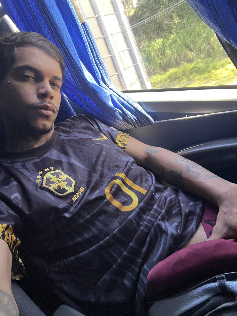 Novinhobiflex's tweet photo. Viaje largo en autobús, tuve que resolverlo en el asiento de atrás. El riesgo de que me atrapen lo hace mucho mejor. 🚌🔥 https://t.co/OUbuiQNJCE