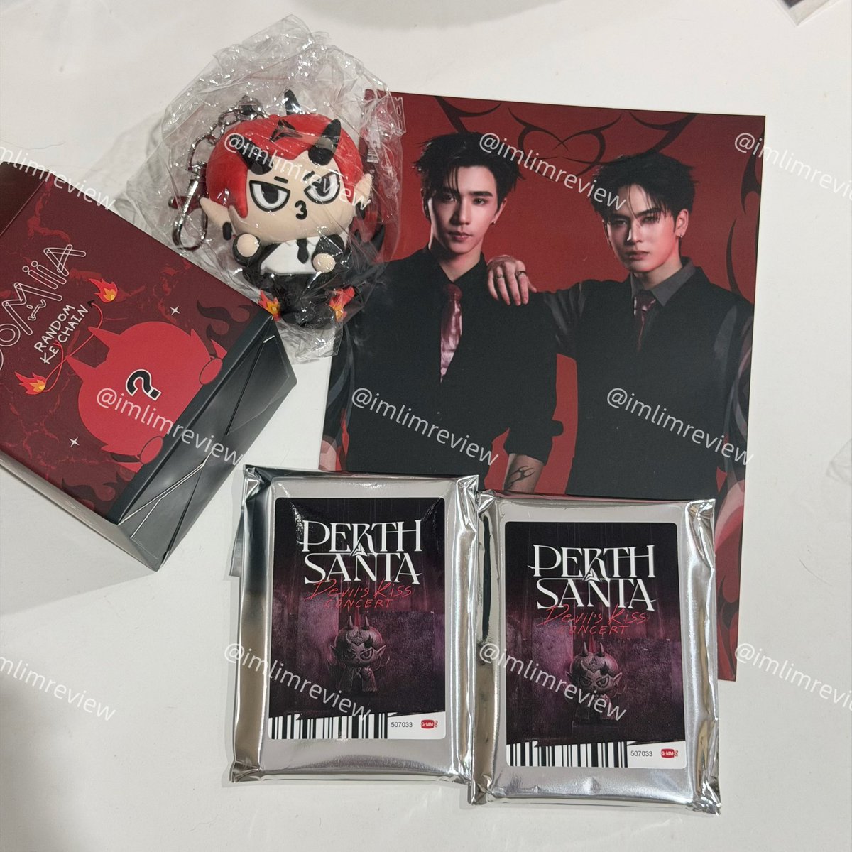 reviewimlim's tweet photo. wts / พร้อมส่ง freeship

ㅡ โปสการ์ด postcard 
มากับหมวก domiia 150.-
ㅡ การ์ดแกะเช้คซี 150.-
ㅡ RANDOM DOLL KEYCHAIN 430.-

( ส่งฟรีทุกรายการ )

#ตลาดนัดเพิร์ธเเซนต้า #ตลาดนัดgmmtv
#PerthSantaConcert https://t.co/MvH04darr6
