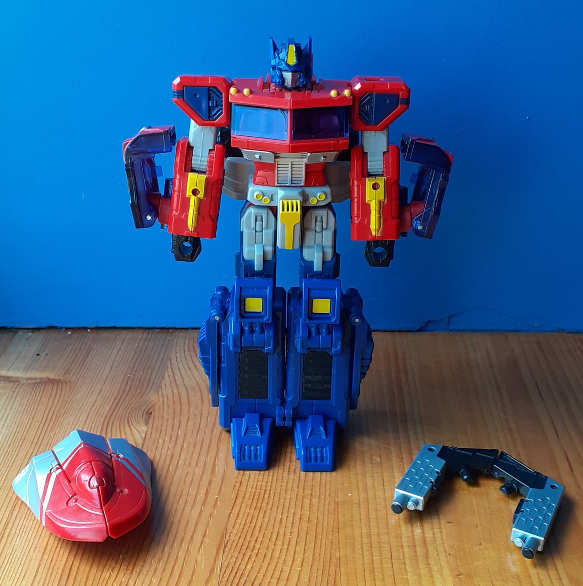 MaDude0's tweet photo. Finally added another holy grail to my collection
Classics Optimus Prime

Adore the classic red and blue with yellow accents really makes the figure pop.
Great looking weapons that fit prime perfectly with amazing weapon storage in both modes. https://t.co/fxtXLAE1jp
