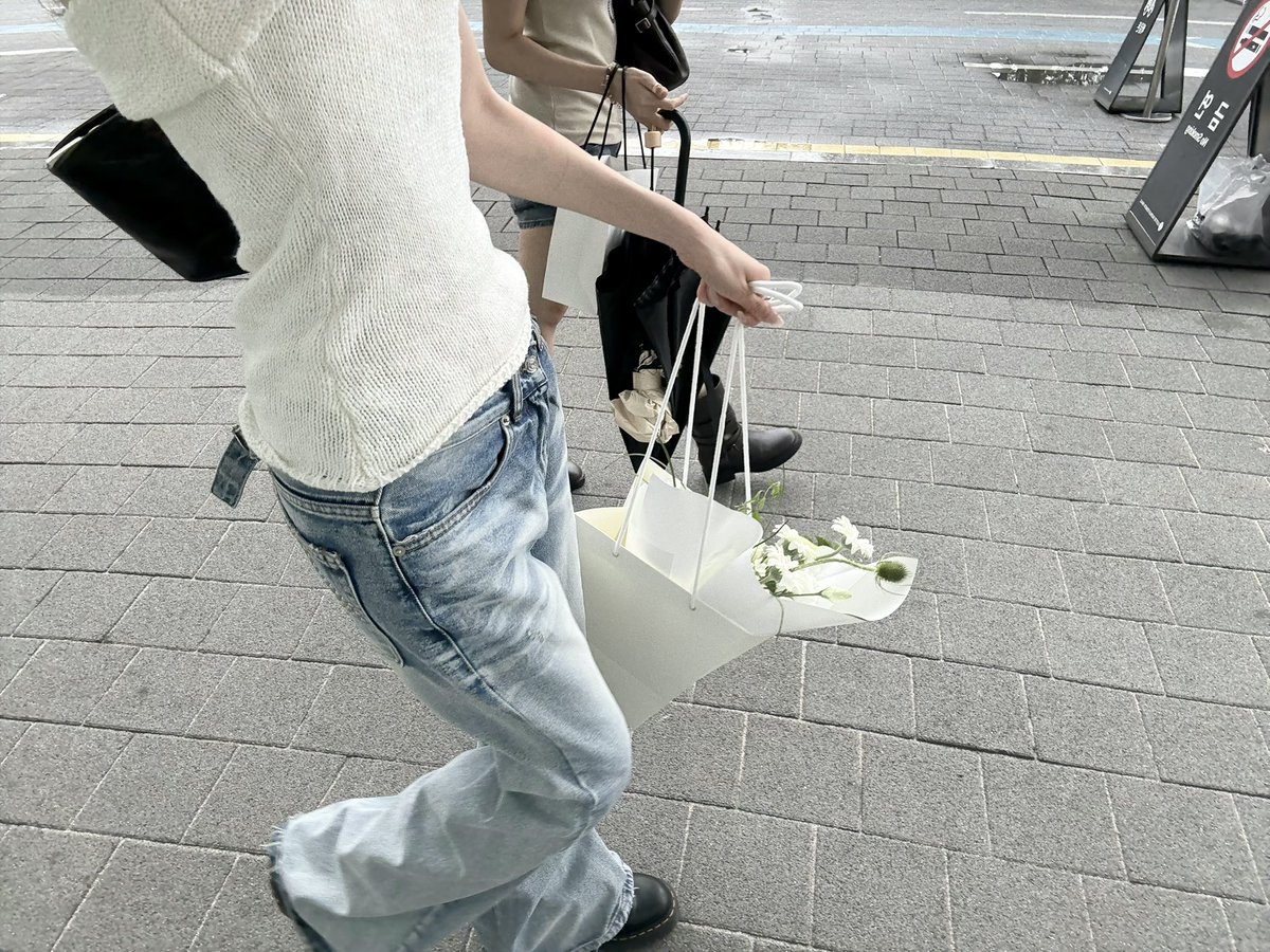archivemymind's tweet photo. 끝나지 않는 여자의 생일주간 
아껴놨던 탑이랑 와이드데님 같이 매치해줫음

와이드데님 좋은 이유 
: 이런 개과한 탑도 한톤눌러줘서 심적안정을 줌 …… https://t.co/qHSTLBh1QD